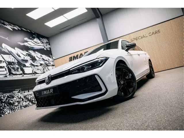 Volkswagen Passat Variant R-Line Diesel | Trekhaak | Pano | Head-up | Stoelmassage |