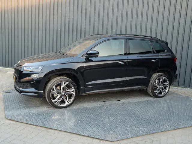 ŠKODA Karoq 1.5 TSI ACT Sportline Business | Elk. A-klep | 19'' | Camera | Prijs Rijklaar!!