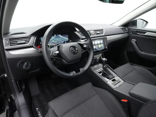 Skoda Superb 1.4 TSI iV 218 pk Style | Trekhaak | Geheugenstoelen | Matrix LED | Achteruitrijcamera
