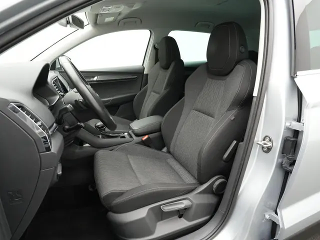 Skoda Karoq 1.5 TSI ACT 150 pk DSG Style | Trekhaak | Adaptive Cruise | Stoelverwarming | Carplay