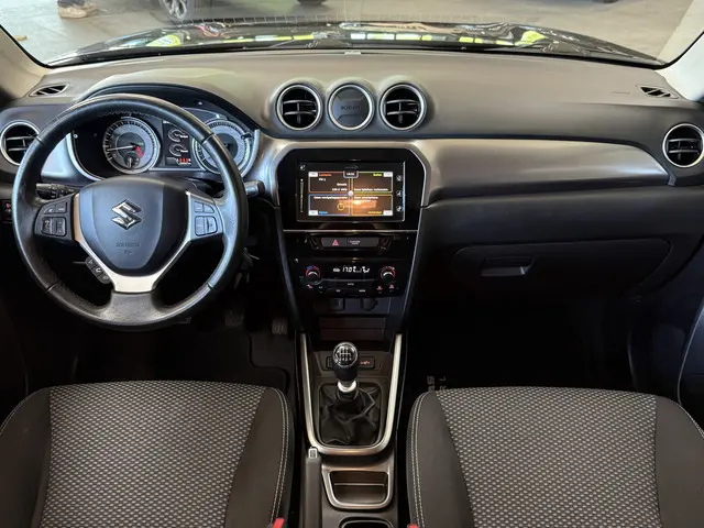 Suzuki Vitara 1.4 Boosterjet Comfort | Navi | Stoelverwarming | 17" | Camera | Carplay | Cruise | 10...