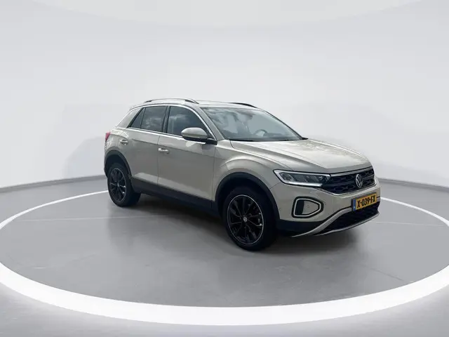 Volkswagen T-Roc 1.5 TSI 150pk DSG Life · Trekhaak · Stoelverwarming · Apple/Android Car Play · Navi...