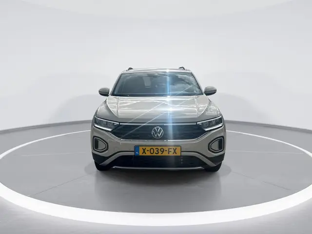 Volkswagen T-Roc 1.5 TSI 150pk DSG Life · Trekhaak · Stoelverwarming · Apple/Android Car Play · Navi...