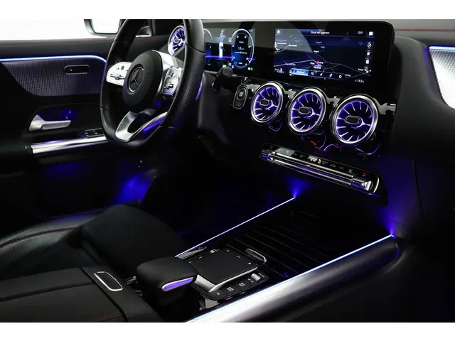 Mercedes-Benz EQA 250 AMG Line 67 kWh SOH 96 % | RIJASSISTENTIE PACK | PANORAMADAK | DAB | APPLE | 3...