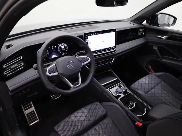 Volkswagen Tiguan 1.5 eTSI R-Line Business | Trekhaak wegkl. | Panodak | 360 Camera | IQ Light | Elk...