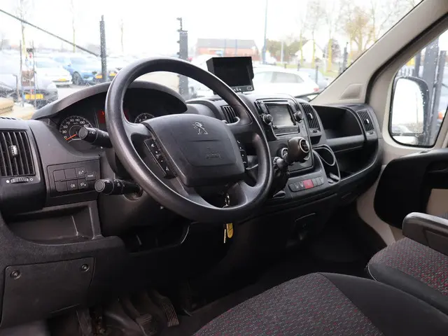 Peugeot Boxer 330 2.2 HDI L2H1 XT *MARGE* 3-ZITS + AIRCO | TREKHAAK | CRUISE CONTROL | CAMERA