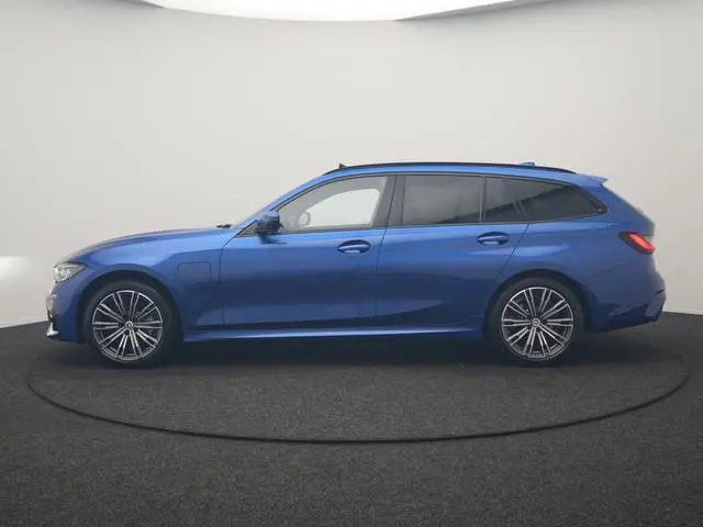 BMW 3-serie Touring 330e M Sport PHEV 293pk Dealer O.H. | SOH 89,2% | Panodak | Head Up | Adaptive C...