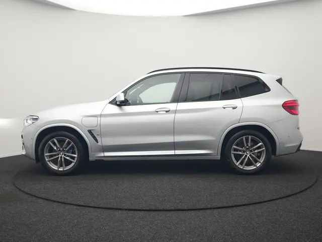 BMW X3 xDrive30e M Sport Plug In Hybrid 293pk Dealer O.H. PHEV | Trekhaak Af Fabriek | Head Up | Sportstoelen Verwarmd | Apple Carplay | Keyless | Blis | Sfeerverlichting | Virtual | Navigatie | DAB |