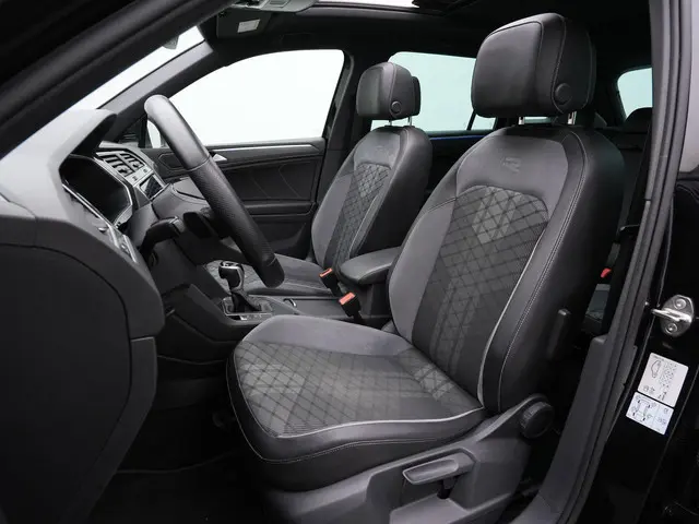 Volkswagen Tiguan 1.4 TSI eHybrid 245 pk DSG R-Line | Panoramadak | IQ Light | Stuur-/stoelverwarmin...