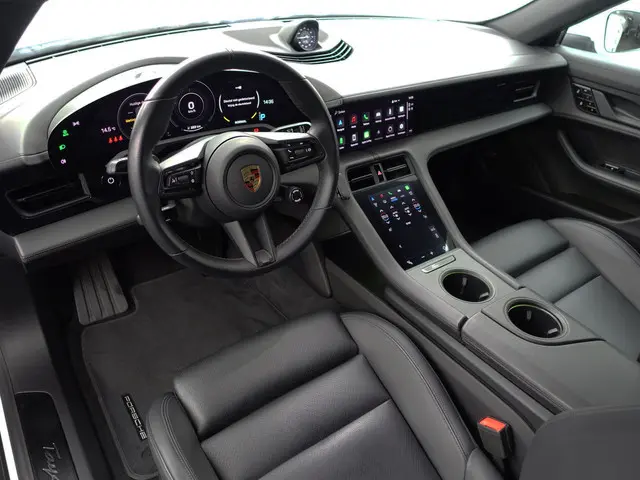 Porsche Taycan Performance 84 kWh- Sport Chrono, Warmtepomp, Sfeerverlichting, Memory Seats, Bose Au...