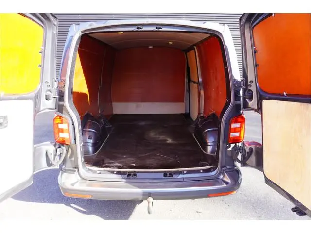 Volkswagen Transporter 150pk Euro6 L2H1 Trekhaak Airco 3-Zits Bluetooth 16" Velgen Sidebars