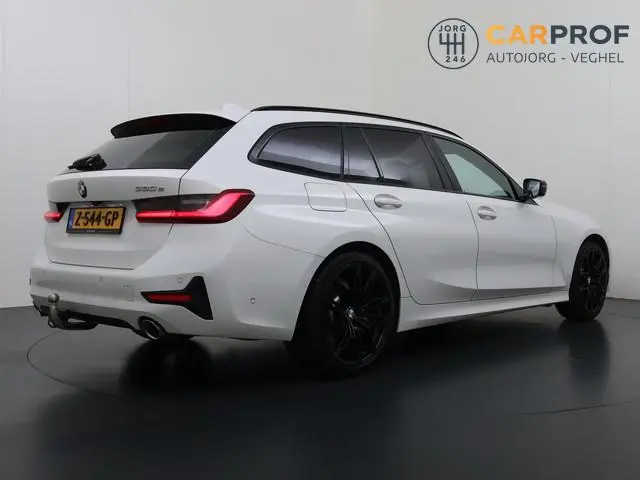 BMW 3-serie Touring 330e High Executive M Sport interieur | Panoramadak | Trekhaak | HUD | Leder |