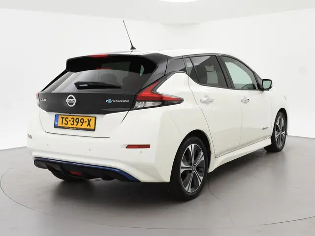 Nissan LEAF N-CONNECTA 40 kWh + 360 CAMERA | STOELVERW. | CARPLAY | NAVIGATIE | 17 INCH | STUURVERWA...