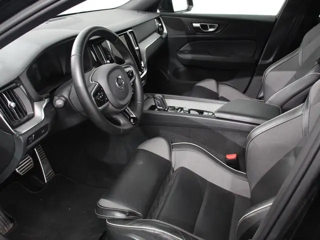 Volvo V60 2.0 B4 R-Design Navigatie Climate control Cruise control adaptive Parkeersensoren Achterui...