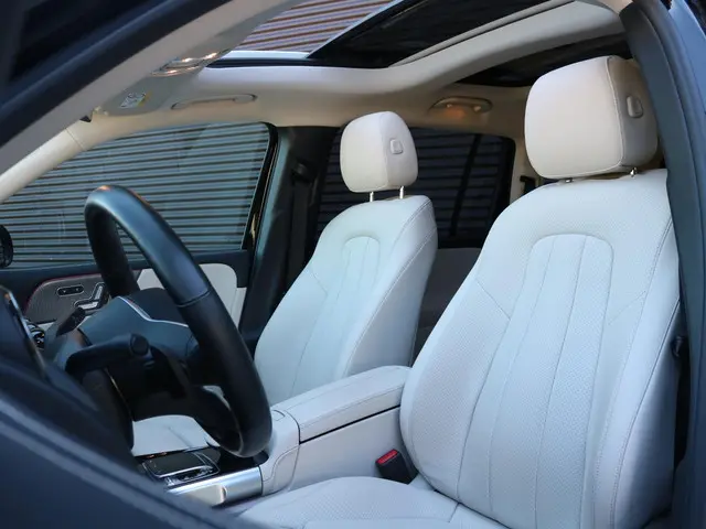 Mercedes-Benz GLB 250 4MATIC | Panoramadak | Distronic | Trekhaak Mercedes-Benz GLB 250 4MATIC | Panoramadak | ACC | Trekhaak