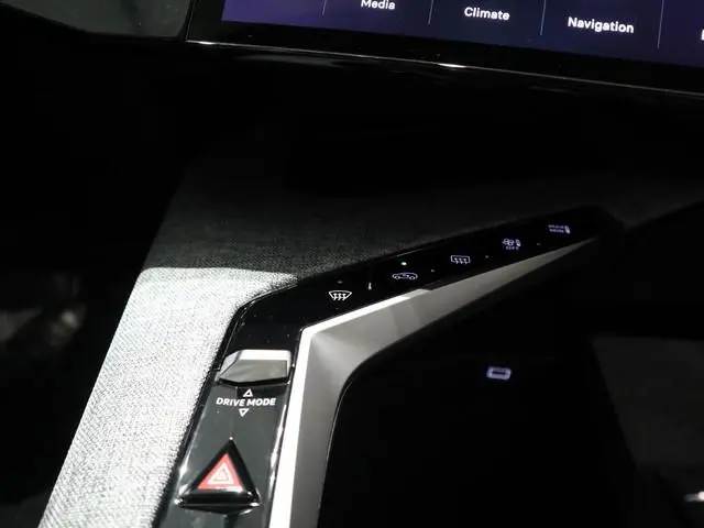 Peugeot e-5008