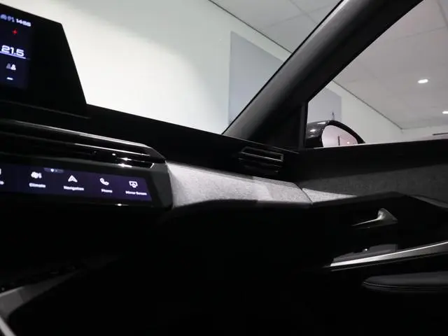 Peugeot e-5008