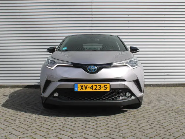 Toyota C-HR 1.8 Hybrid Style | Trekhaak | Stuur-/stoelverwarming | Leer | LED | Cruise adapt. | Came...
