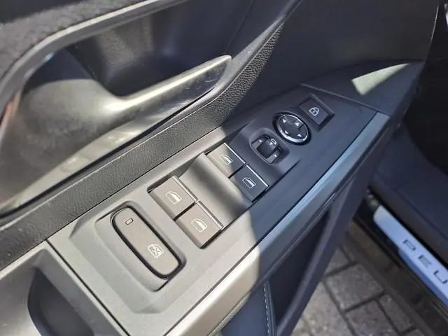 Peugeot e-3008