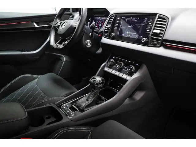 Skoda Karoq 1.5 TSI ACT Sportline Business | STOEL / STUUR- VERWARMING | DAB | APPLE | CAMERA | TREK...