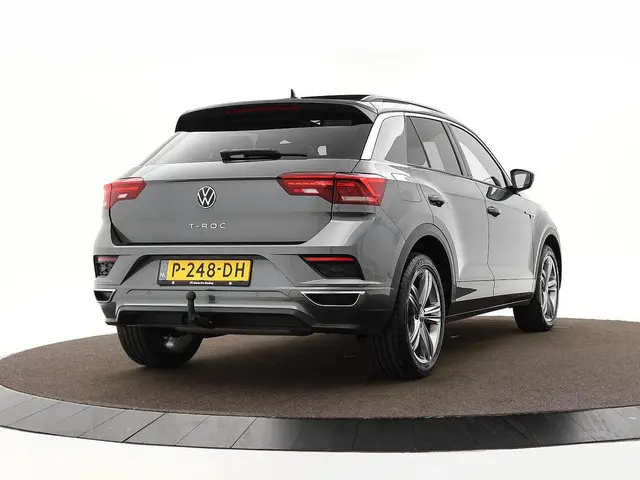Volkswagen T-Roc 1.5 TSI 150pk DSG R-Line · Panoramadak · Camera · Navigatie · Stoelverwarming · 18'...