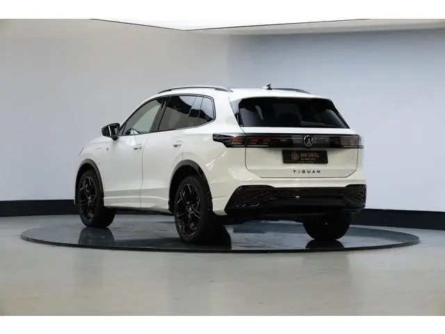 Volkswagen Tiguan 1.5 eHybrid R-Line Edition | Panaroamdak | Trekhaak | SOH 97,5% |