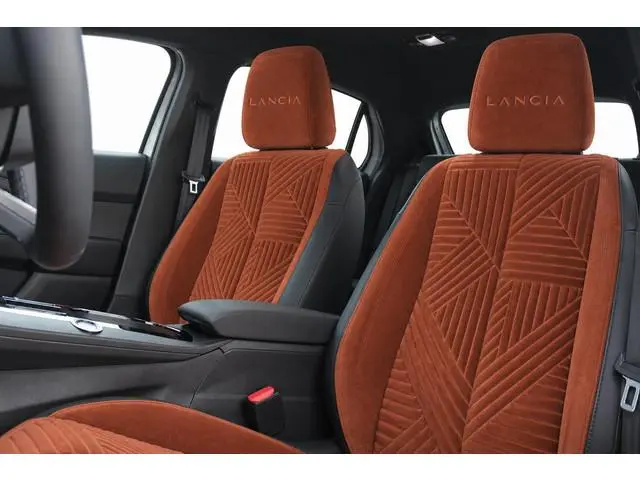 Lancia Ypsilon LX 156PK 54 kWh | EXCLUSIVE PACK: (FLUWELEN "RUGGINE" STOELBEKLEDING, ELEKTRISCH VERS...