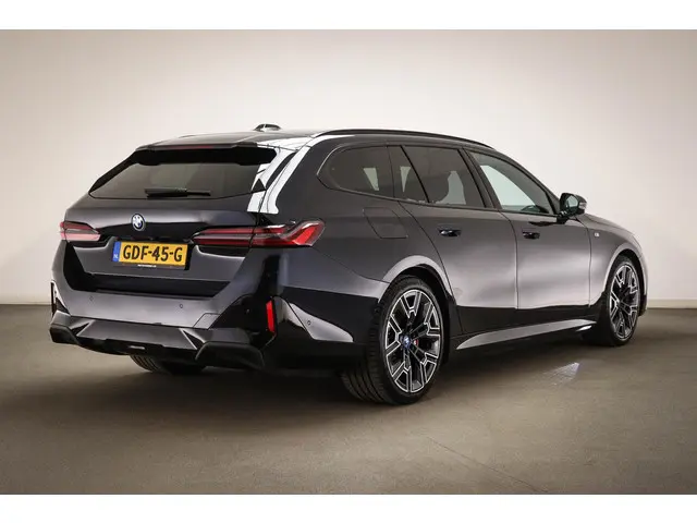 BMW i5 Touring eDrive40 84 kWh | COMFORT / DRIVING ASSISTANCE PROFOSSIONAL / INNOVATION / M SPORT PR...