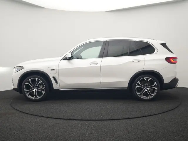 BMW X5 xDrive45e X Line PHEV 395pk Dealer O.H. | Trekhaak Af Fabriek | Luchtvering | Adaptive Cruise...