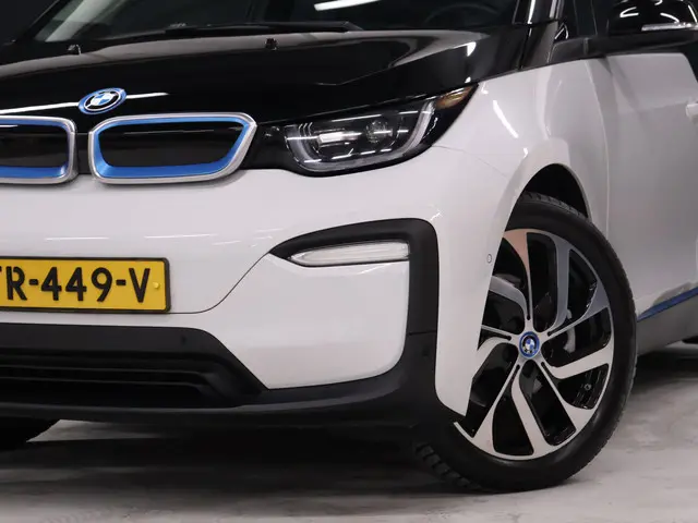 BMW i3 Basis iPerformance 94Ah 33 kWh [ADAPTIVE CRUISE CONTROL, BLUETOOTH TELEFOON, ACHTERUITRIJCAME...