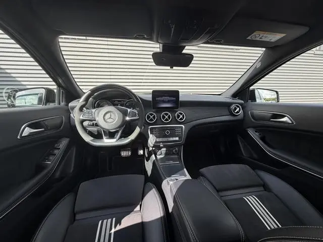 Mercedes-Benz A-klasse 180 Business Solution AMG