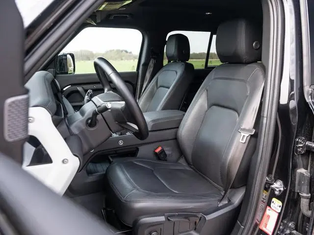 Land Rover Defender 110 2.0 P400e S | Black Pack | Leder interieur | Wit Dak | Adapt