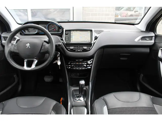 Peugeot 2008 1.2 VTi Allure / Automaat / Panoramadak / Navigatie / N.A.P.