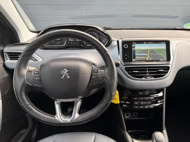 Peugeot 208 1.2 PureTech Allure Navi,5 Deurs,N.A.P,D-riem vv in 2024,Halfleder,110pk,Clima,Cruise,Lm...
