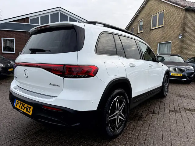 Mercedes-Benz EQB 300 4MATIC AMG Line 7-Persoons Panoramadak, 360 camera