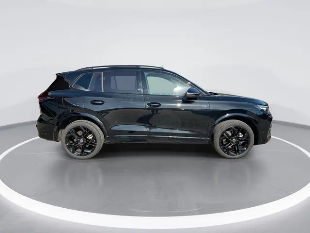 Volkswagen Tiguan 1.5 eHybrid 204pk DSG R-Line Edition · Panoramadak · 360 Camera · Inklap. Trekhaak...