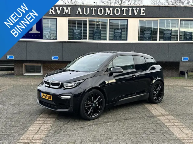 BMW i3 Dark Shadow Edition 120Ah 42 kWh VAN: €21.900,- VOOR: €19.877,- UW EINDEJAARSVOORDEEL: €2.023,- | HARMAN KARDON| ACHTERUITRIJCAMERA| STOELVERWARMING| WARMTEPOMP| COMFORT ACCESS