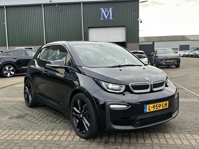 BMW i3 Dark Shadow Edition 120Ah 42 kWh VAN: €21.900,- VOOR: €19.877,- UW EINDEJAARSVOORDEEL: €2.023,- | HARMAN KARDON| ACHTERUITRIJCAMERA| STOELVERWARMING| WARMTEPOMP| COMFORT ACCESS