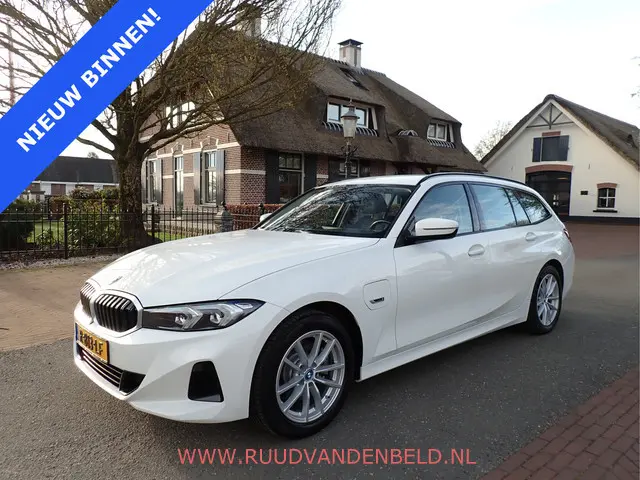 BMW 3-serie Touring 320e xDrive FACELIFT WIDESCREEN / CARPLAY / TREKHAAK / SPORTLEER