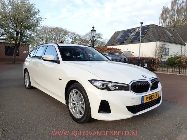 BMW 3-serie Touring 320e xDrive FACELIFT WIDESCREEN / CARPLAY / TREKHAAK / SPORTLEER