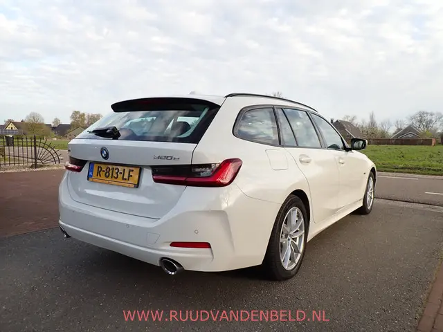 BMW 3-serie Touring 320e xDrive FACELIFT WIDESCREEN / CARPLAY / TREKHAAK / SPORTLEER