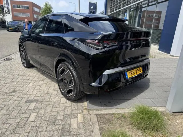 Peugeot e-3008