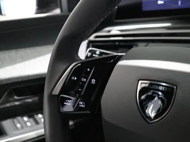 Peugeot e-5008