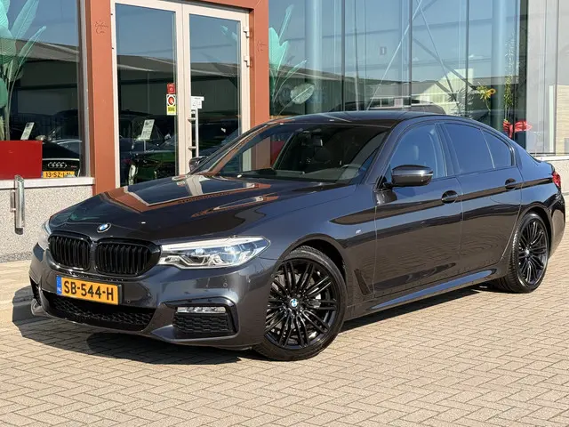 BMW 5-serie 520i M-Sport High Executive | Led | Navi | Cruise | Achteruitrijcamera | Bluetooth |
