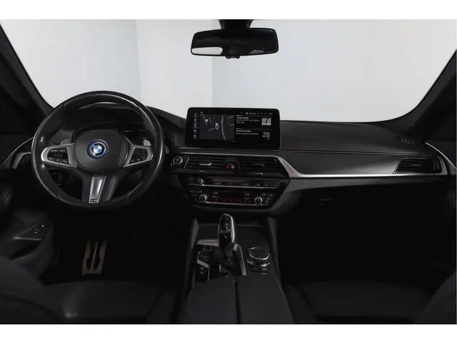 BMW 5-serie Touring 530e Business Edition Plus | M-Sport | Shadow Line | S/K-Panodak | Laser | Head-...