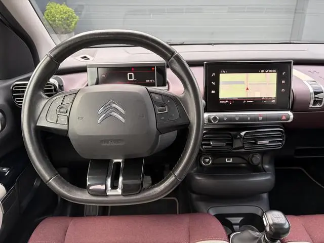 Citroen C4 Cactus 1.2 PureTech Shine 131pk,6 Bak,D-riem vv in 204,Pano,Trekhaak,Camera,Navi,Dodehoek...