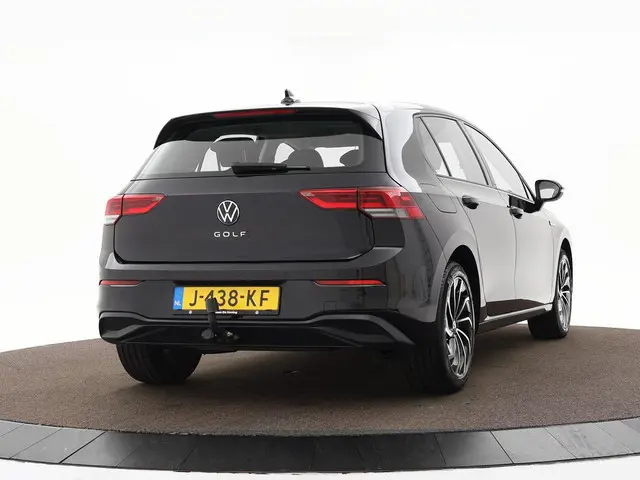 Volkswagen Golf 1.5 TSI 130pk Life · Apple/Android Car Play · ACC · Stuur- & Stoelverwarming · Trekh...