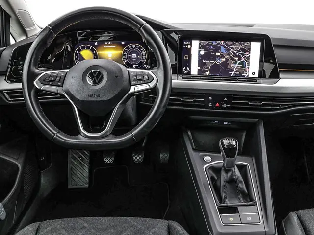 Volkswagen Golf 1.5 TSI 130pk Life · Apple/Android Car Play · ACC · Stuur- & Stoelverwarming · Trekh...