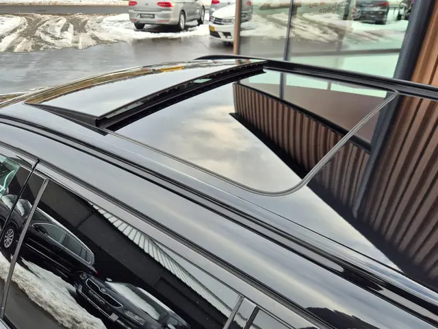 BMW 5-serie Touring 530i xDrive High Executive M-Sport | HUD | Pano | 19'' | Verw. stuur | DAB