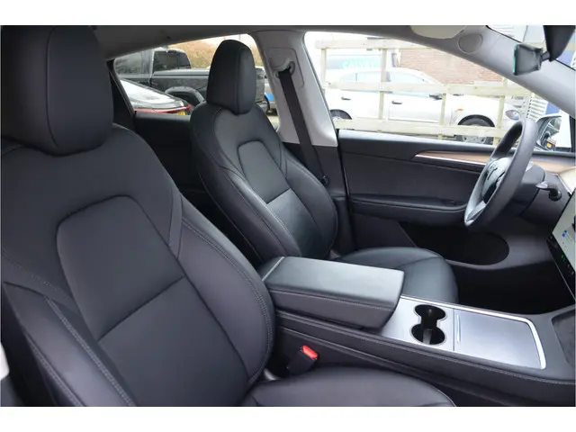 Tesla Model Y RWD 58 kWh 20" 4-seizoenen, AutoPilot3.0 Ryzen (Meerprijs FSD 99,- p/mnd)